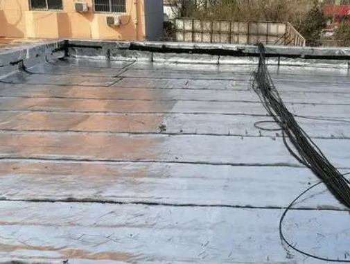 马尔康卫生间漏水维修公司分享下马尔康屋面楼顶防水刚性防水层施工要点。